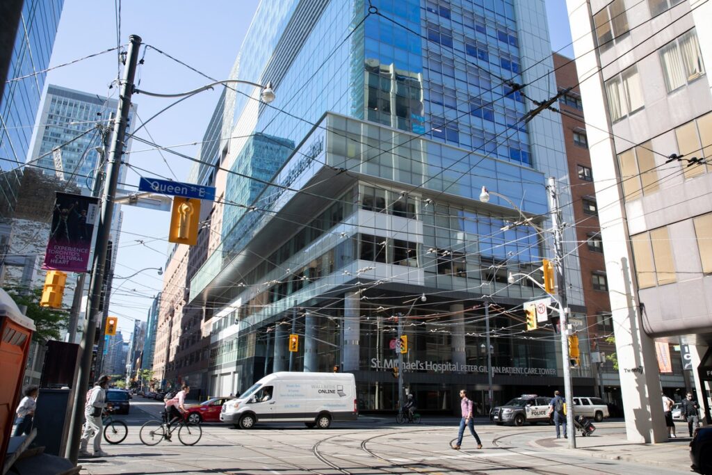 Mandating hospitals to record homelessness among patients improves